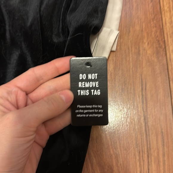 EXPRESS Velvet Bow Bodysuit - Picture 4 of 8